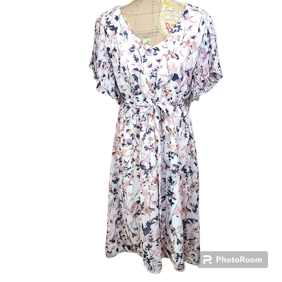 Lane Bryant Dresses & Skirts - LANE BRYANT Size 18 White Floral Feminine Pleated Flutter Short Sleeve Dress NWT